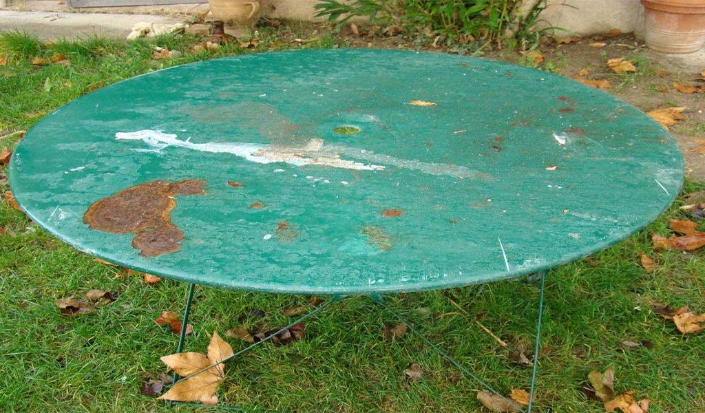 Comment peindre une table en acier rouillée